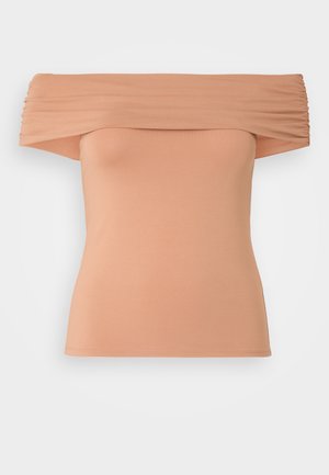 Top off-the-shoulder de culoare piersică deschisă, cu material adunat la gât, design ajustat și textură netedă de jersey.