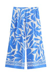 Blå och vita vida byxor med blommönster, med en dekorerad kant vid fållen och ett mjukt, lätt tyg.