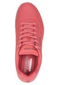 Różowe sneakersy Skechers o gładkiej teksturze, z perforowanym wzorem, okrągłym noskiem i sznurowanym zapięciem. Zawierają wkładkę z pianki memory i detal z logo.