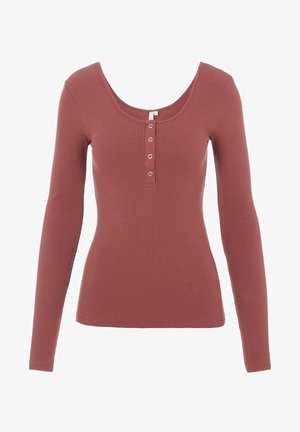 Haut côtelé à manches longues couleur terracotta avec un col dégagé et une patte de boutonnage à trois boutons. Le matériau semble doux et légèrement extensible.