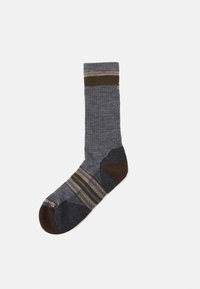 Grå strumpa med ribbat mönster, bruna och olivgröna ränder, förstärkt tå och häl, samt kontrasterande mörkblå detaljer.