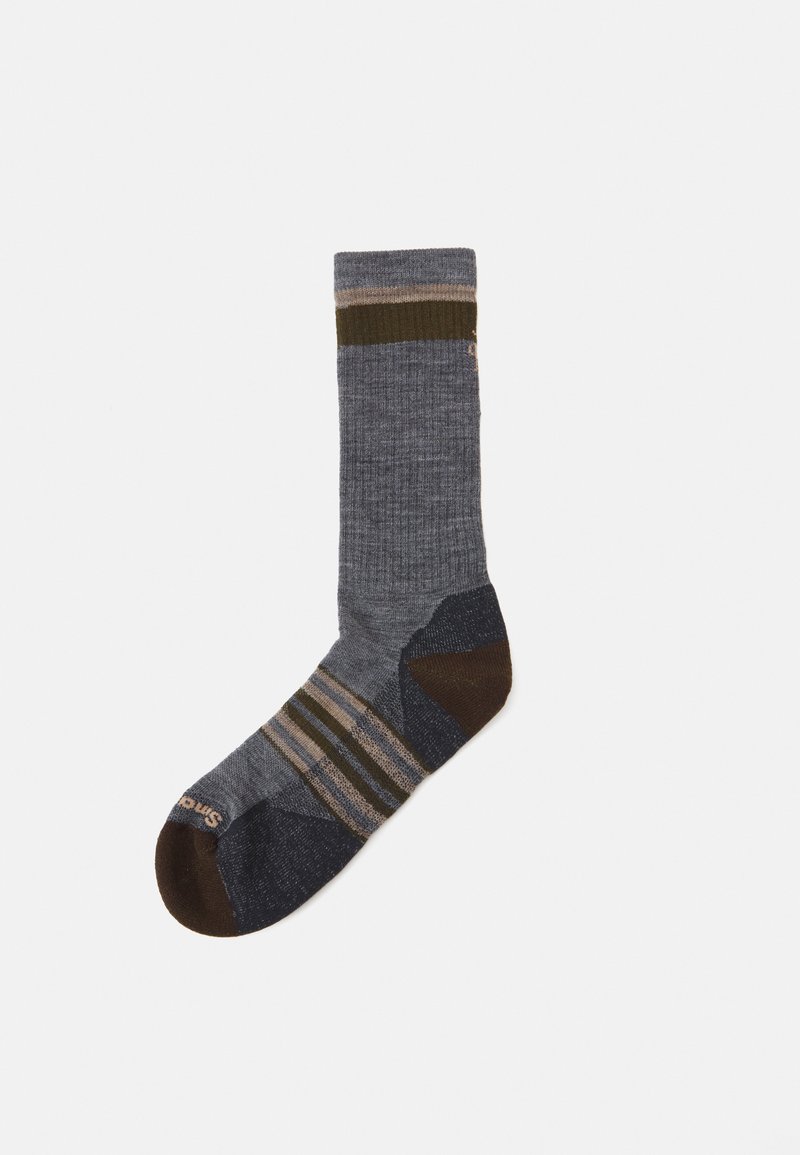 Grå strumpa med ribbat mönster, bruna och olivgröna ränder, förstärkt tå och häl, samt kontrasterande mörkblå detaljer.