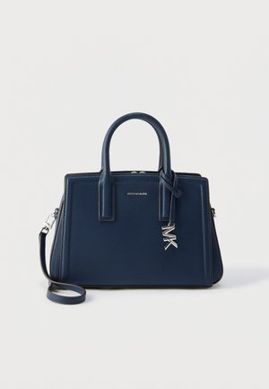 Marineblauwe Michael Kors leren handtas met dubbele handvatten, afneembare schouderriem en zilveren MK-logo bedel aan de voorkant.