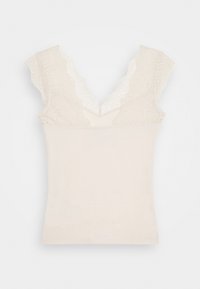 Jasno beżowy top na ramiączkach z głębokim dekoltem w kształcie litery V, z koronkowymi, falbaniastymi rękawami oraz gładkim, dopasowanym krojem. Subtelny wzór teksturowy wzdłuż dekoltu.