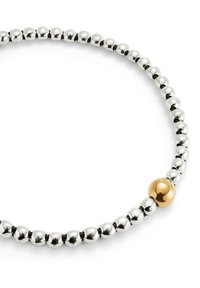 Collar de cuentas de plata con esferas plateadas brillantes alternadas y una esfera de oro, con una textura suave y un diseño sin costuras.