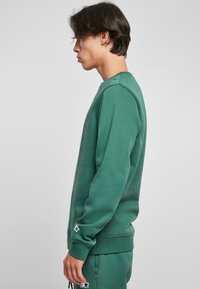 Starter ESSENTIAL CREWNECK - Sweatshirt - darkfreshgreen