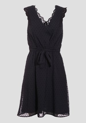 Robe noire sans manches longueur genou avec col en V orné de dentelle, tissu texturé, ceinture nouée à la taille, présentant une silhouette fluide en forme de A.