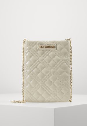 Beige värillinen tikattu olkalaukku, jossa on kultainen ketjuolkaimessa ja edessä kultainen "LOVE MOSCHINO" -logolaatta.