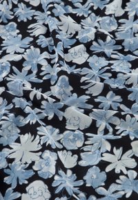 Blauw en lichtblauw bloemmotief op een gestructureerde zwarte stof, met verschillende bloemvormen en een zachte, vloeiende val.