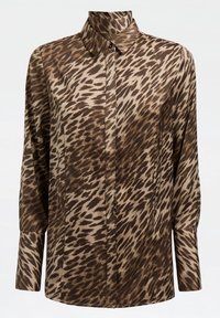 Camicia a maniche lunghe marrone e beige con motivo leopardato, realizzata in tessuto liscio con colletto classico e chiusura con bottoni.