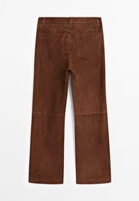 Brązowe zamszowe spodnie typu wide-leg, z dwiema tylnymi kieszeniami i gładką fakturą. Prosty krój od talii do dołu.