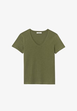 T-shirt vert olive à col en V, sans manches, confectionné dans un tissu doux et léger. Présente une texture lisse et une coupe décontractée.