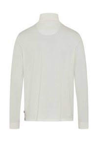 Camicia bianca a maniche lunghe con colletto alto, vista da dietro su uno sfondo bianco.