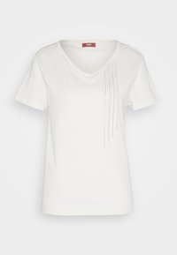Camiseta blanca de cuello en V hecha de algodón. Mangas cortas con una línea vertical de pequeños rhinestones en el lado izquierdo. Textura suave.