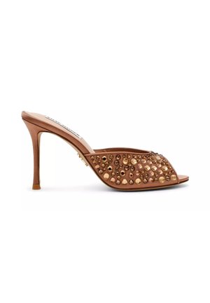 Zueco marrón de tacón alto con punta abierta, adornado con tachuelas redondas doradas y bronce en la parte superior.
