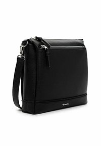 Czarna skórzana torebka o teksturowanej powierzchni, prostokątnym kształcie, zamknięciu na suwak od góry, regulowanym pasku i srebrnych elementach wykończeniowych.