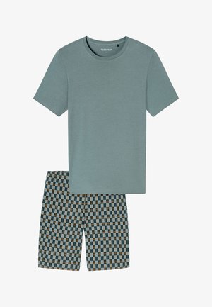 Kortærmet teal T-shirt med rund hals, parret med mønstrede shorts i blå, grønne og orange nuancer. Materialet er en bomuldsblanding.