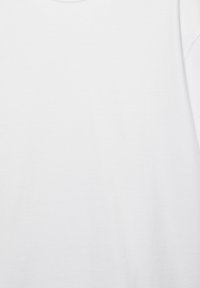 Weißes Langarm-T-Shirt mit Rundhalsausschnitt und kleinem schwarzem Textdesign auf der Brust mit der Aufschrift "Hawaii 81."