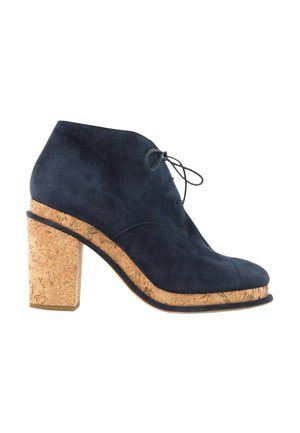 Bottine en daim bleu marine avec talon bloc en liège et plateforme, avec lacets à l'avant et bout rond.