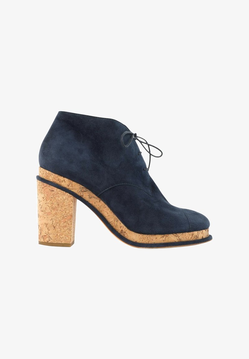 Bottine en daim bleu marine avec talon bloc en liège et plateforme, avec lacets à l'avant et bout rond.