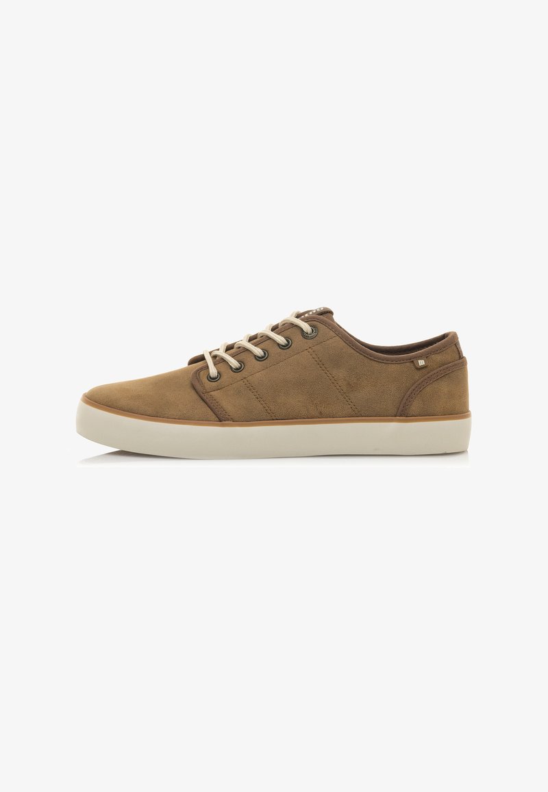 Sneaker in suede marrone con suola in gomma bianca, lacci beige e occhielli in metallo. Presenta dettagli cuciti e un logo sul lato.