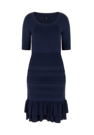 Robe tricotée bleu marine avec manches courtes, encolure ronde, motifs horizontaux texturés et ourlet à volants sur la jupe longueur genou.