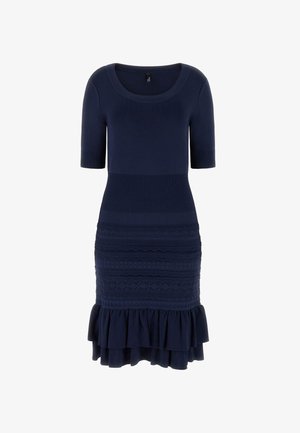 Marineblaues Strickkleid mit kurzen Ärmeln, rundem Ausschnitt, strukturierten horizontalen Mustern und einem gerüschten Saum am knielangen Rock.