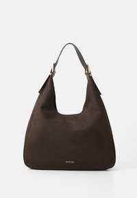 Bruine suède schoudertas met een afgeronde bovenkant en een platte onderkant, voorzien van gouden hardware en een logo-accent aan de voorkant. Soepele textuur.