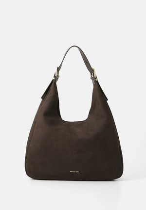 Borsa a spalla in suede marrone con una texture liscia, ampio apertura superiore e accenti in pelle a contrasto. Dettagli in metallo dorato visibili.