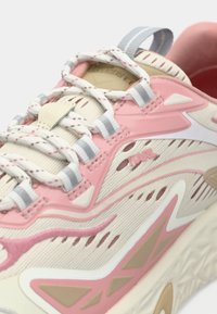 Zapatillas ligeras con un diseño multitextura en crema y rosa. Incluyen cordones con estampado, detalles moldeados y una suela de goma distintiva.