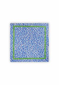 Luipaardprint sjaal met een blauwe achtergrond, roze en donkerblauwe vlekken, afgewerkt met een groene rand. Zachte stoffen textuur, rechthoekige vorm.