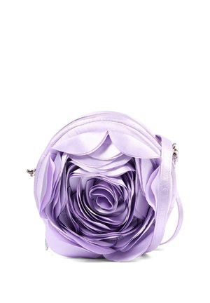 Bolso redondo color lavanda con pétalos de tela superpuestos que forman un gran diseño de rosa en la parte delantera y una correa de hombro ajustable.