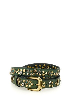 Cintura in pelle verde con fibbia dorata decorata con borchie dorate, forme a stella e piccoli ornamenti floreali turchesi e argento.