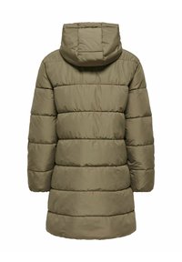 Maslina zelena puffer jakna s kapuljačom, s prepoznatljivim valovitim dizajnom i horizontalnim šavovima. Tkanina ima glatku, meku teksturu.