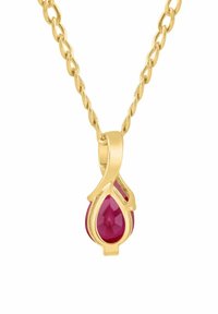 Náhrdelník zo zlatej retiazky so slzovitým príveskom z karmínového drahokamu s detailnou výzdobou okolo kamena.