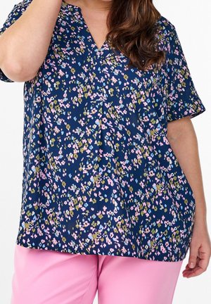 Granatowa bluzka z krótkimi rękawami, w dekolcie w serek, z kolorowym wzorem kwiatowym w odcieniach różu, niebieskiego i zielonego na teksturowanym materiale.