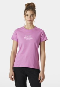 Růžové bavlněné tričko s kulatým výstřihem a krátkými rukávy. Na přední straně se nachází bílý nápis "Helly Hansen Since 1877". Jednoduchý, ležérní design.