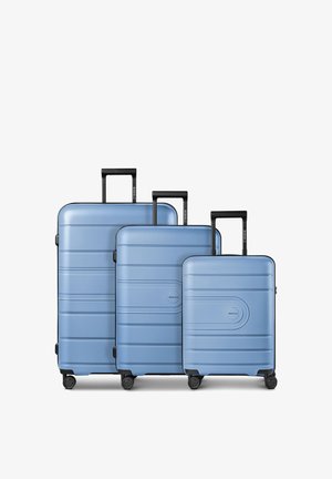 Drei blaue Hartschalenkoffer mit schwarzen Teleskopgriffen und vier drehbaren Rollen, dargestellt in klein, mittel und groß.