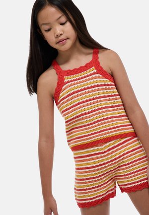 Ensemble débardeur et short en crochet, avec des rayures rouges, orange et jaunes. Les bords festonnés des bretelles et de l'ourlet apportent de la texture.