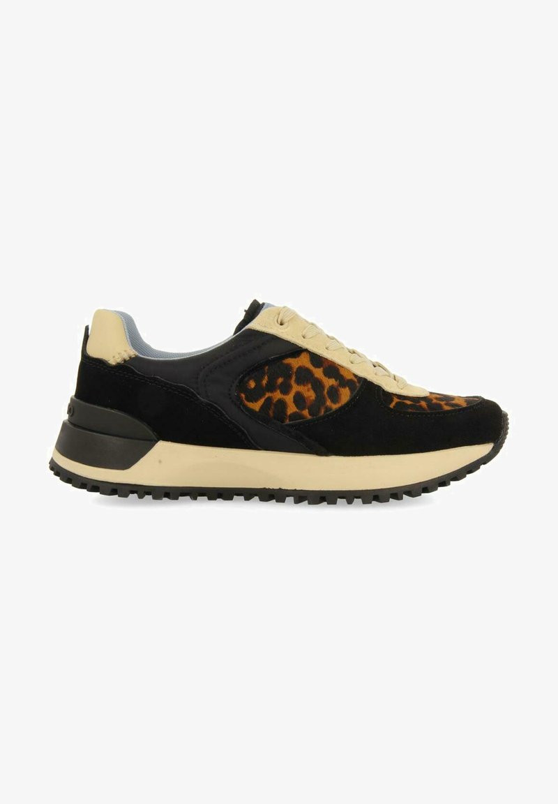 Zapatilla deportiva de ante y cuero negro, con detalles de estampado de leopardo, suela de goma y cordones beige. Diseñada ergonómicamente con interior acolchado.