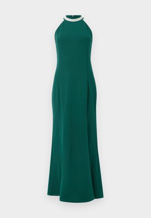 Lang, smaragdgroene avonden jurk zonder mouwen met hoge halslijn en zilverkleurige versierde kraag, aansluitende corsage en uitlopende rok.