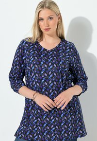 Sininen kuviollinen paita V-päällä, 3/4 hihoilla, jossa on monivärisiä abstrakteja kuvioita ja löysä istuvuus, valmistettu sileästä kankaasta.