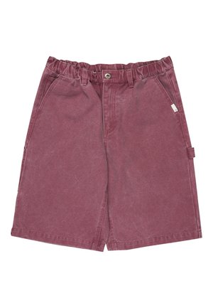 Pantaloncini larghi viola sbiaditi con vita elastica, bottone frontale, passanti per cintura, tasche laterali e un dettaglio ad anello sulla gamba destra.