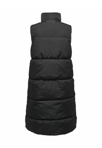 Svart vadderad väst med hög krage. Har horisontell sömnad och en avslappnad passform. Slät, matt yta utan synliga detaljer.