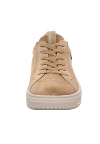 Beżowe zamszowe trampki o teksturowanej powierzchni, zaokrąglonym nosku, wiązane na sznurowadła, z białą gumową podeszwą. Model posiada subtelny pasek na języku.