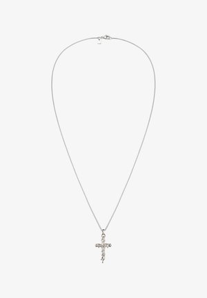 Collier chaîne en argent avec pendentif crucifix détaillé représentant Jésus, sécurisé par un fermoir mousqueton avec une petite plaque rectangulaire.