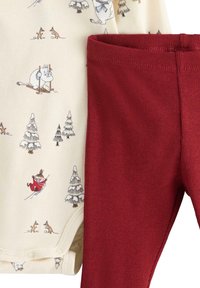 Leggings rossi a costine abbinati a un body color crema con illustrazioni vivaci di animali e boschi. Tessuto morbido con chiusura a scatto.