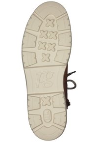 Chaussure marron avec une semelle en caoutchouc blanche, présentant un motif de semelle texturé et un logo imprimé au bas. Lacets et œillets visibles.