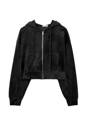 Črna skrajšana zip-up kapuca iz mehkega materiala, ki ima kapuco, sprednje žepe in vrvici. Gladka tekstura z rebrastimi manšetami.