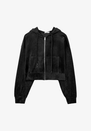 Črna skrajšana zip-up kapuca iz mehkega materiala, ki ima kapuco, sprednje žepe in vrvici. Gladka tekstura z rebrastimi manšetami.